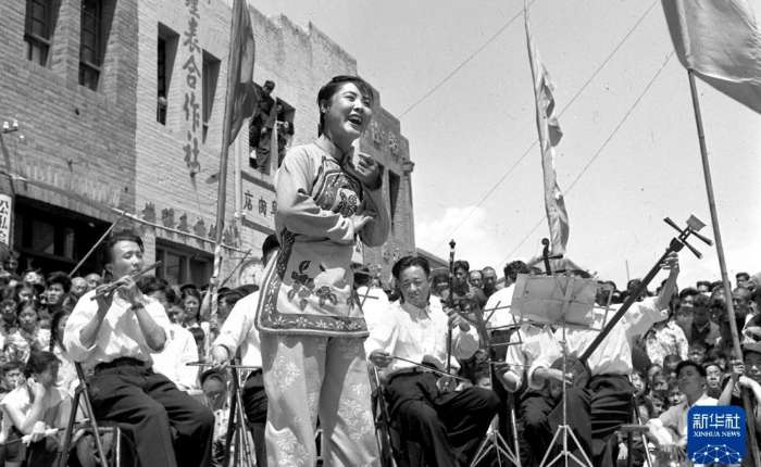 1958年5月，郭兰英在西安街头为市民演唱《小二黑结婚》选曲。新华社发