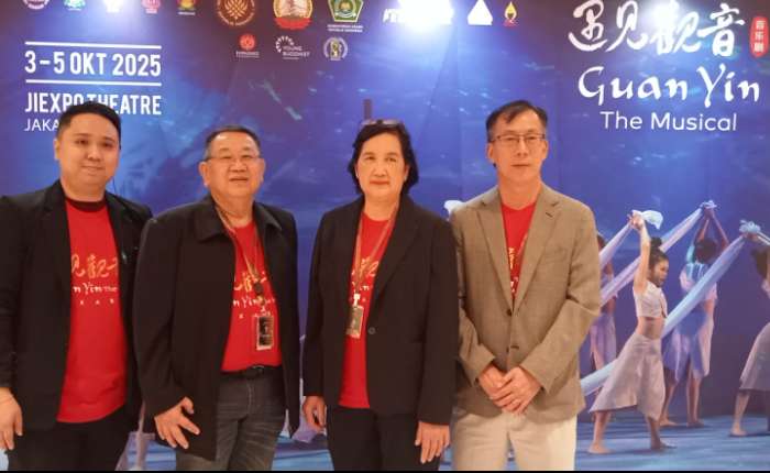 左至右 : 公共关系协调员Michael Kirana、机构协调员Edward Khow、委员会主席Sutina Irsan，和活动顾问Amin Untario合影留念。(商报/Hermawan摄)