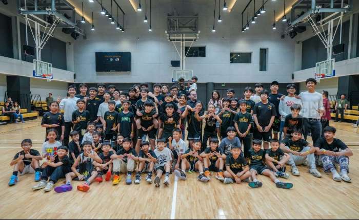 在DEWA UNITED篮球学院落成典礼上的合影。