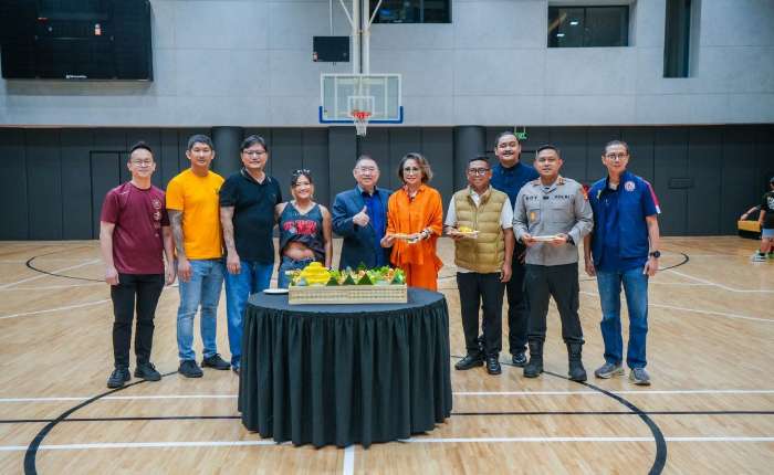 万丹省长Andra Soni (中) ，南丹格朗警察局长Boy Jumalolo（右三），JH集团创办人Hermawan Lo（右二），德瓦联篮球俱乐部首席执行官李俊龙合影。
