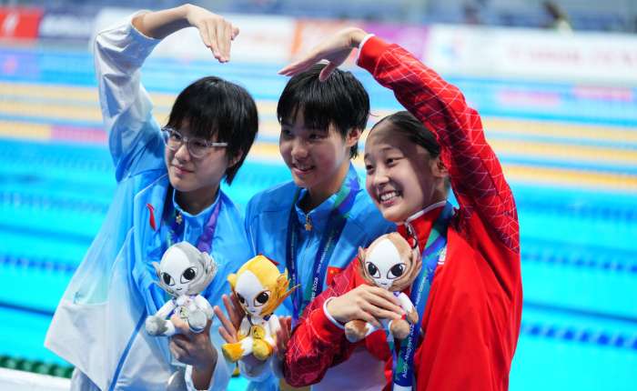 9月23日，冠军中国选手于子迪(中)、亚军中国选手柯雯曦(左)、季军日本选手成田实生在颁奖仪式上。(新华社记者 陈泽国 摄)