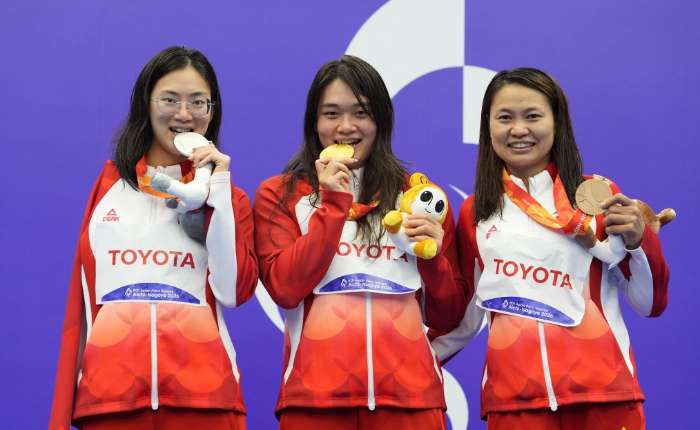 10月19日，来自中国的亚军朱慧、冠军郑婷婷、季军鲁韦元(由左至右)在女子400米自由泳S8级颁奖仪式上。新华社记者 才扬 摄