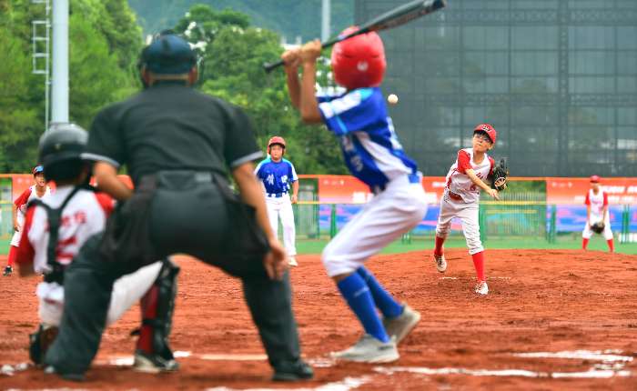  8月5日，2025年体彩杯海峡两岸（连城）青少年棒球邀请赛暨第六届海峡两岸（连城）青少年棒球文化嘉年华在福建省龙岩市连城县开赛。图为两岸青少年棒球队在比赛中。中新社记者 张斌 摄