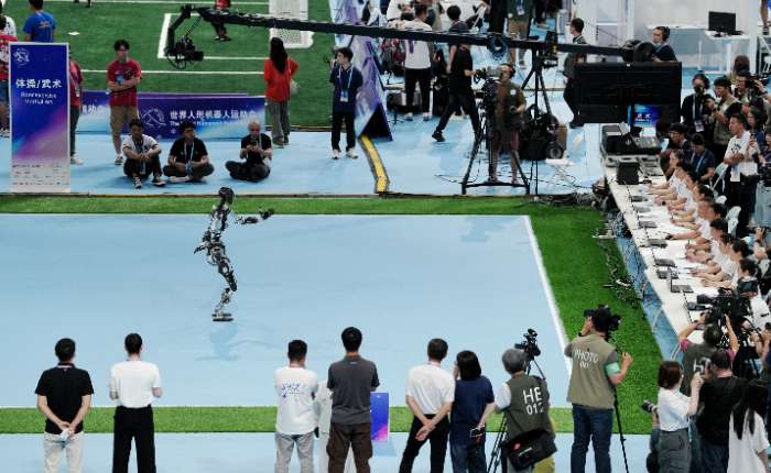 8月15日，在北京国家速滑馆“冰丝带”举行的2025世界人形机器人运动会上，PNDbotics机器人在武术项目决赛中夺冠。 张祥毅 摄