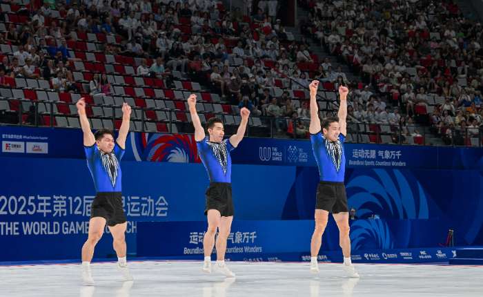 8月16日，在成都世运会健美操三人操决赛中，中国队获冠军。图为中国队在比赛中。中新社记者刘忠俊摄