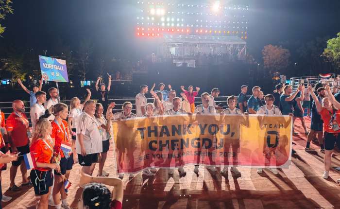 8月17日，成都世运会闭幕。运动员在闭幕式入场时打出“THANK YOU, CHENGDU”（谢谢成都）的横幅。 中新社记者 张浪 摄