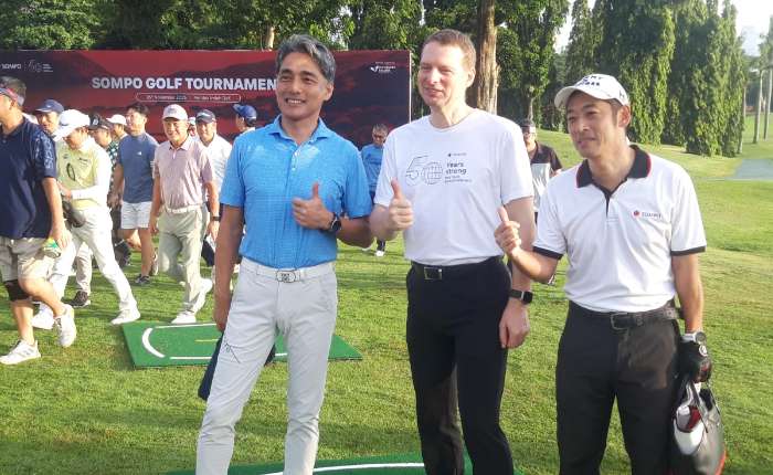 左至右Hideo Nakano， Eric Nemitz和Shinichi Yamabe合影。