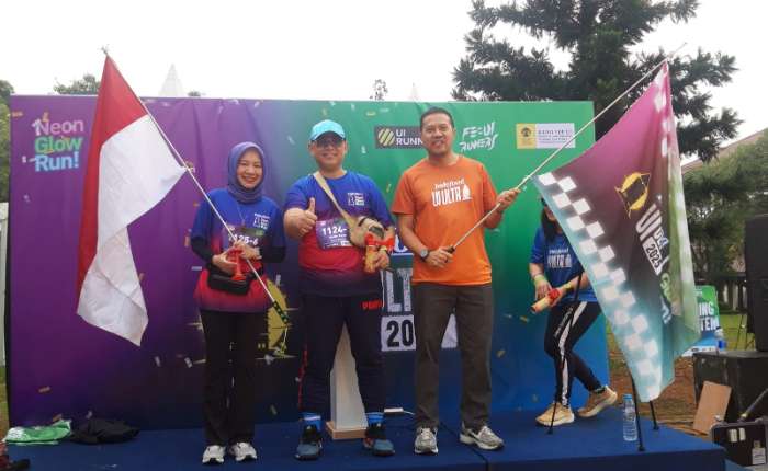 2025年Indofood UI Ultra马拉松比赛起跑旗。