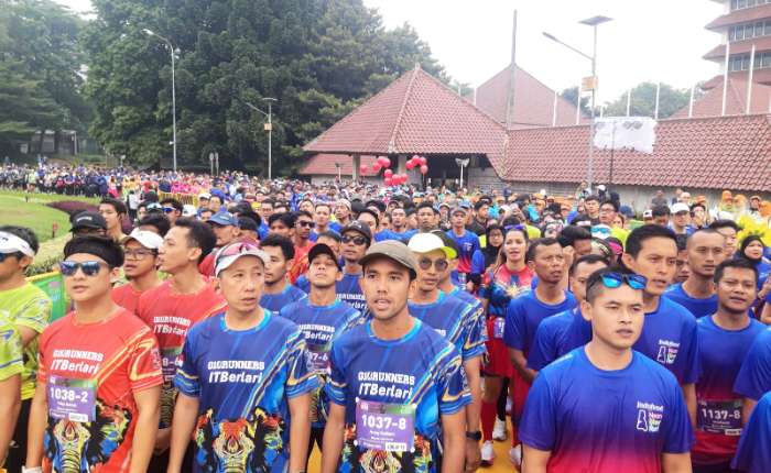 数千人参加Indofood UI Ultra马拉松赛。