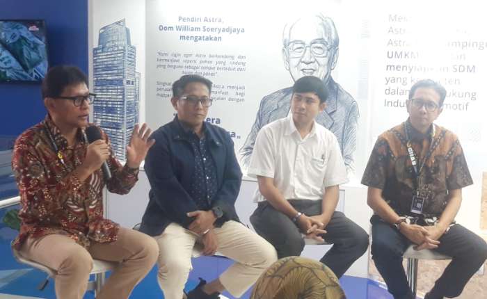 周二（4/8）Astra基金会-YDBA 理事长Rahmat Samulo，Arkha Industries公司总监 Mad Ali Haris，国际Astra公司工作坊主管Wisnu Prasetyo与ASTRAtech 总监Henri Paul 论坛一场时。