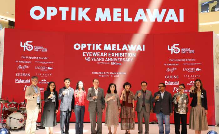 左至右 : BRI银行代表Ganjar Nugraha与Lulu Nurulita、Optik Melawai运营总经理James Hadisurjo、商品部负责人Michele Hadisuryo、创始人Budi Purnomo及夫人、副总裁Priscila Bahana、总裁Eddyanto Hadisurjo、BRI银行零售交易与融资高级执行副总裁Tri Laksito Singgih、Senayan City租赁与市场营销传播总经理Frances Jaclyn Halim，以及BRI银行代表Riniwaty Mandrawa。(商报/Hermawan摄)