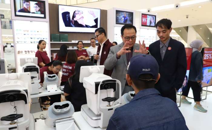 Optik Melawai总裁Eddyanto Hadisurjo，和运营总经理James Hadisurjo视察免费眼科检查活动。(商报/Hermawan摄)