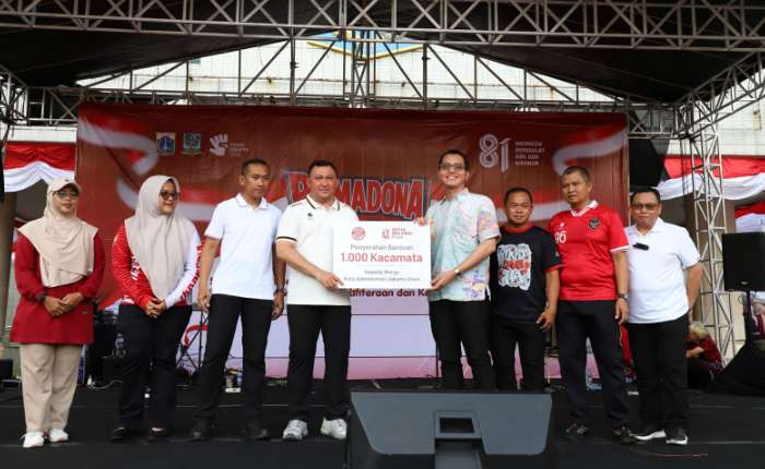 Optik Melawai关爱活动主席Beppo Handi(右四)象征性地向雅加达北部市长Hendra Hidayat(左四)赠送1000副眼镜牌匾。(商报/Hermawan摄)