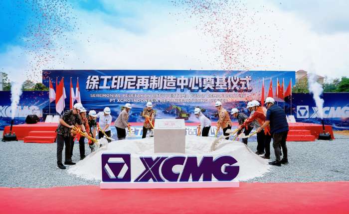 XCMG集团印尼公司管理层与相关各方代表共同为XCMG印尼再制造中心项目举行象征性奠基仪式。