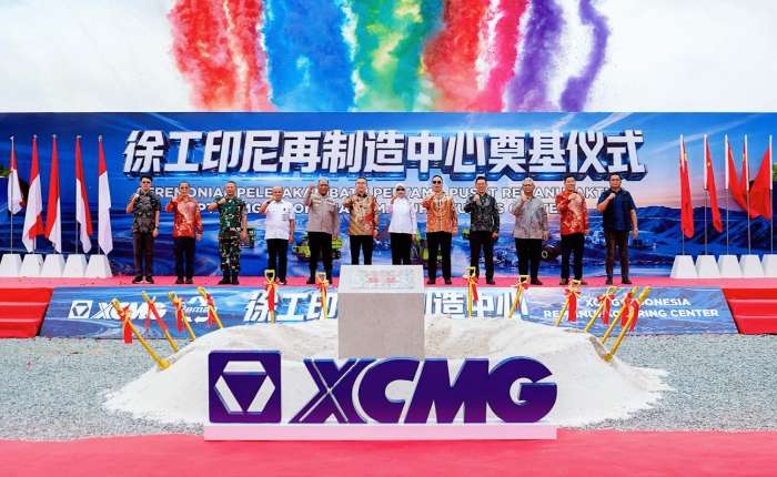 XCMG集团印尼公司管理层与相关各方代表出席XCMG印尼再制造中心奠基仪式。