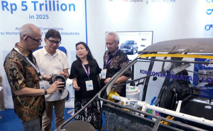 图为 : 周五(25/9)，在万丹省丹格朗县的NICE国际会议展览举办Automechanika国际汽车零配件及售后服务展览会上，Astra基金会-YDBA理事长Rahmat Samulo、秘书Ema Poedjiwati Prasetio，和顾问Tonny Sumartono观看Astra基金会展台时交谈。(商报/Max Manuhutu摄)