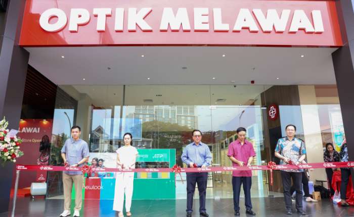 左至右 :  Optik Melawai助听器部门负责人Niklaus Sugiri、采购部主管Michelle Hadisurjo、总裁Eddyanto Hadisurjo、运营总经理James Hadisurjo， 和门店开发与维护总经理Hady G. Gumulia。(商报/Hermawan摄)