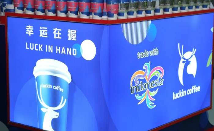2025年11月5日至10日期间，位于上海第八届进博会印尼展馆内的“瑞幸咖啡”展位。