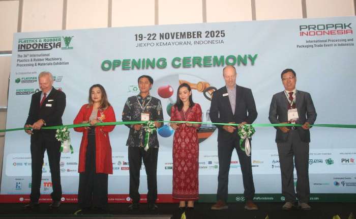 周三(11月19日)，Pamerindo Indonesia公司项目总监Meysia Stephannie(左二)、工业部下游化学与制药工业司司长Sopar Halomoan Sirait(左三)、杜塞尔多夫展览集团亚洲总经理Gernot Ringling(左一)，以及VIP嘉宾在雅加达马腰兰国际展览中心为2025年印尼塑料橡胶展开幕式上举行剪彩仪式。(商报/Hermawan摄)