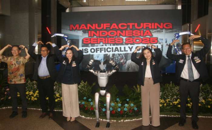 左至右 : Kawan Lama Solution公司销售总监Ferry Ardiwinata、GAMMA企业发展部主管Dedi Rianto、PT Pamerindo Indonesia国家经理Lia Indriasari、组合总监Meysia Stephannie，和国家总经理Ben Wong，与人机器人合影留念。(商报/Hermawan摄)