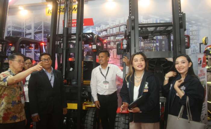 Kawan Lama Solution公司销售总监Ferry Ardiwinata(左一)、GAMMA企业发展部主管Dedi Rianto(左二)、PT Pamerindo Indonesia组合总监Meysia Stephannie(右二)，和国家经理Lia Indriasari(右一)正观看Kawan Lama Solution展台。(商报/Hermawan摄)