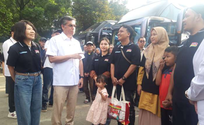 周四早上（18/3）劳工部长Yassierli（左二）和Indofood总监Suzi Indriani（左）在西爪哇省勿加西Islamic Center出席Warmindo开斋节一起返乡启用仪式时交谈的情景。(商报/Max Manuhutu摄)