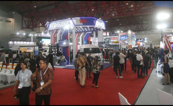 图为参观者在展区内参观交流。（商报 Hermawan摄）