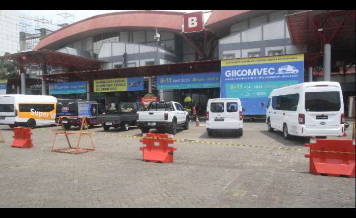 图为GIICOMVEC 2026展会现场，多款商用车及小型客车集中展示。（商报 Hermawan摄）
