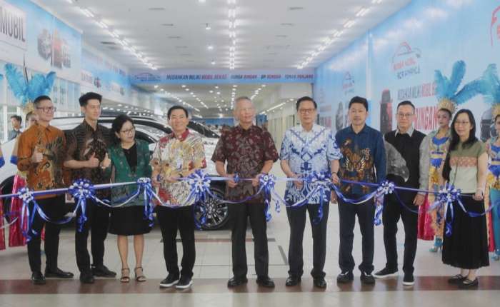 图示。在Maspion Square 举行的BCA Finance汽车交易中心的启用仪式。