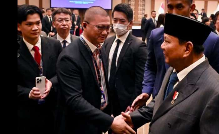 普拉博沃总统在签署协议仪式后，向Nose Herbal Indo 的执行董事表示祝贺。