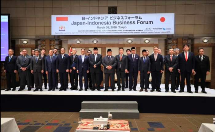 图示：前排右四：儒舍集团董事何剑晖、前排右五：印尼能源部部长（巴赫利尔·拉哈达利亚 Bahlil Lahadalia)、前排右六：印尼投资与下游产业部长/BKPM主席。（罗山·佩尔卡萨·罗斯拉尼 Rosan Perkasa Roeslani)、前排右八：印尼总统普拉博沃、前排右九：印尼经济统筹部长（艾尔朗加·哈尔塔托 Airlangga Hartarto)、前排右十：印尼工商会主席（阿宁迪亚·巴克里 Anindya Bakrie)。     