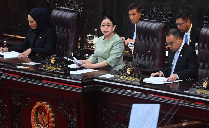 印尼国会议长普安（中）在副议长苏夫米·达斯科·艾哈迈德（右）和萨里·尤利亚蒂（左）的陪同下，于周三（5月20日）在雅加达国会大厦主持了2025-2026会议年度第五会期第19次全体会议。国会召开此次全体会议的议程包括，由普拉博沃总统提交《宏观经济框架》和《财政政策要点》。