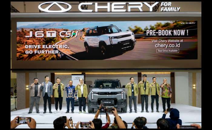 Chery Indonesia业务部管理层于7月29日（周三）在2026年GIIAS国际车展上推出Chery J6T CSH的情景。