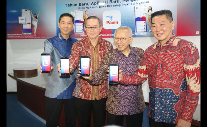 Panin Bank董事会成员通过各自手机展示MyPanin应用标志。由左至右分别为：企业与零售银行及PIKK业务董事Sugiono Sutanto Janis、副总裁董事 Hendrawan Danusaputra、总裁董事 Herwidayatmo，以及营运与信息科技董事 Suwito Tjokrorahardjo