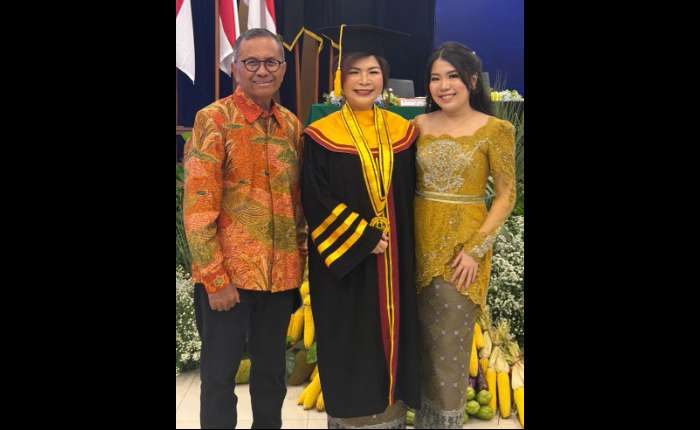 前国企部长Dahlan Iskan与黄婉玉和女儿Brilliant Dennise合影