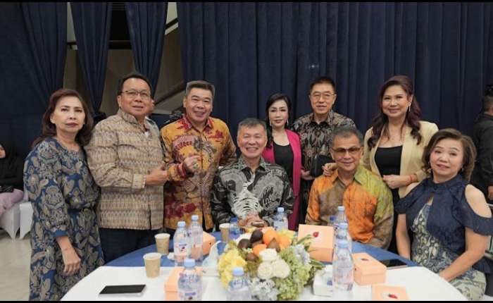 萧伟鸿（后右二）等与会嘉宾出席答辩会