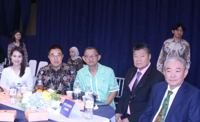萧伟鸿（左二）与诸位占碑乡贤应邀出席答辩会。