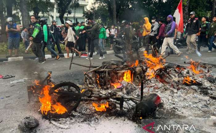 周五(8月29日)，在雅加达中区Kwitang区Metro Jaya警察指挥部前的一辆被焚毁的摩托车车架。