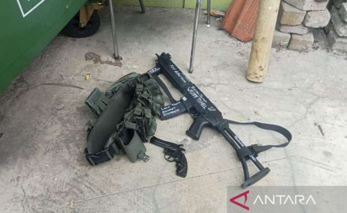 周五(11月7日)，在北雅加达Kelapa Gading区第72国民高中犯罪现场发现了两支枪械。