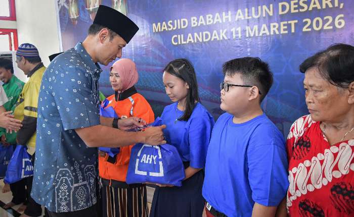 周三(3月11日)，基础设施与区域发展统筹部长阿古斯(左)在雅加达Babah Alun清真寺向居民分发基本食品包。