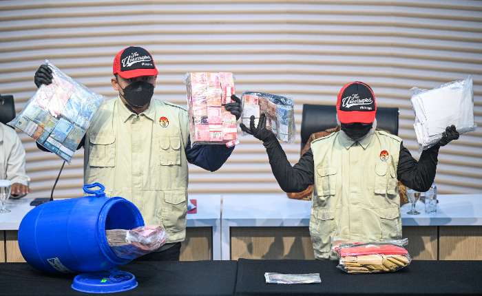 周五(10月16日)，在雅加达KPK红白大楼举行的新闻发布会上，KPK官员展示了在克拉登县政府进行的突击行动的证据。