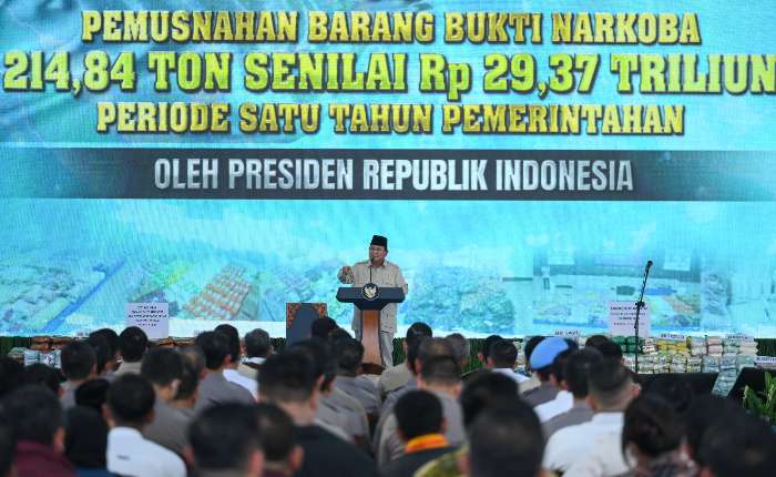 周三(10月29日)，在雅加达印尼国家警察总部Bhayangkara广场，总统普拉博沃在毒品销毁活动上发表讲话。