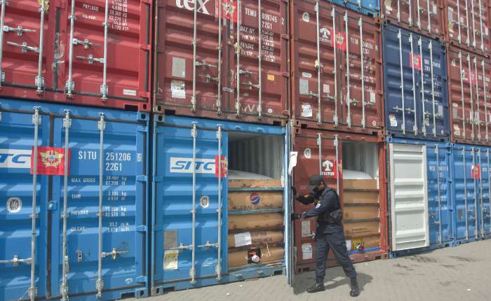 图为海关官员正在关闭装有棕榈油衍生产品的集装箱门。