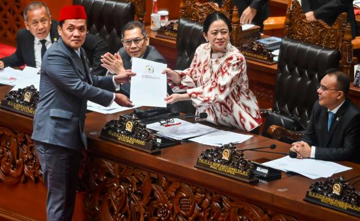 2025年11月18日，印尼国会议长普安（右二）在第八次全体会议上接收了第三委员会主席哈比布罗赫曼（左二）提交的审议结果报告。
