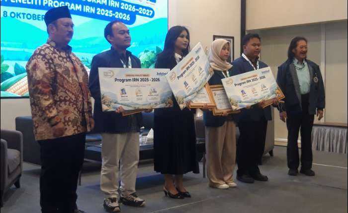 印尼国家发展规划部长Rachmat Pambudy , Indofood总监Franciscus Welirang向学生颁发最佳研究奖合影。