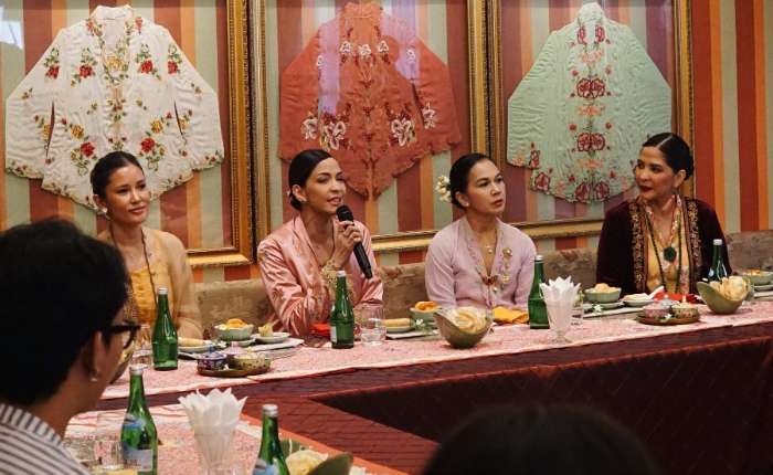 Carmelita Fabiola M. Admodirdjo（Meradelima 董事长）、Gabriana Admodirdjo、Lily Admodirdjo（Meradelima 创办人）与 Faizal Admodirdjo（Meradelima 首席执行长）合影。