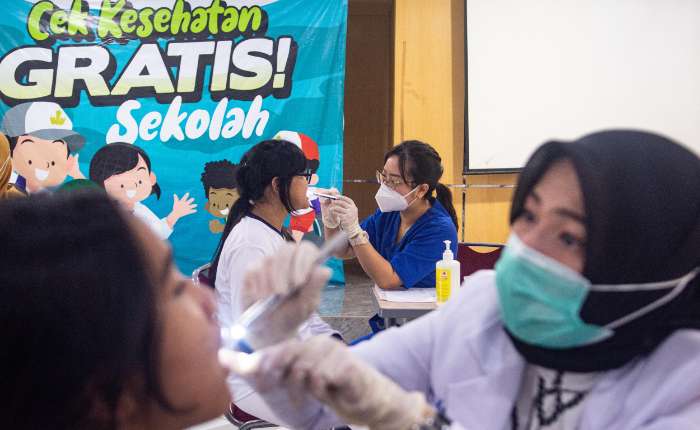 2025年8月4日，印尼西爪哇省卫生局工作人员正在万隆第五国立初中为学生体检。该省计划为860万学生提供免费体检，助力识别健康风险因素并培养健康生活习惯。