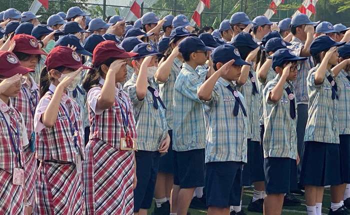 学生们向神圣国旗敬礼