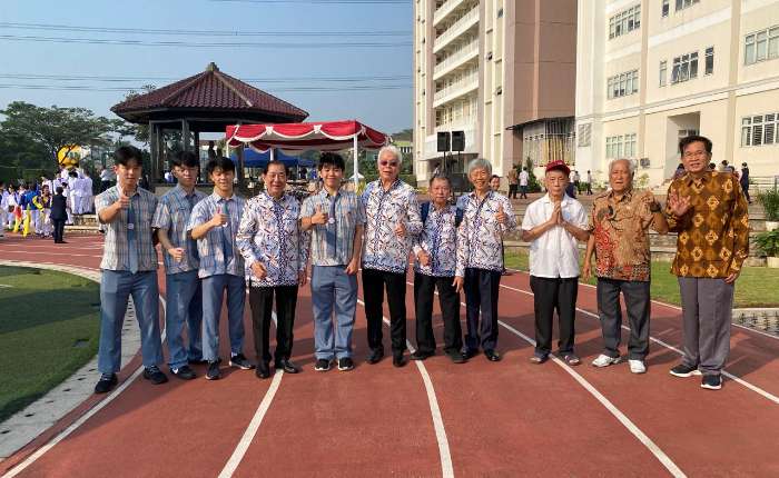学校领导、老校友与部分学生合影