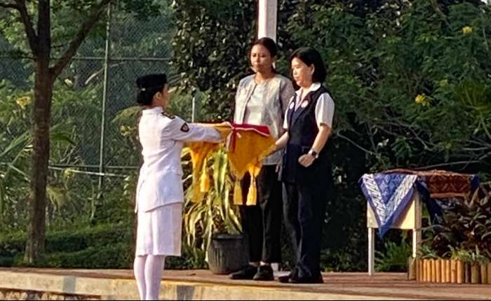 护旗队递上国旗給女首席官LIA学术部主任